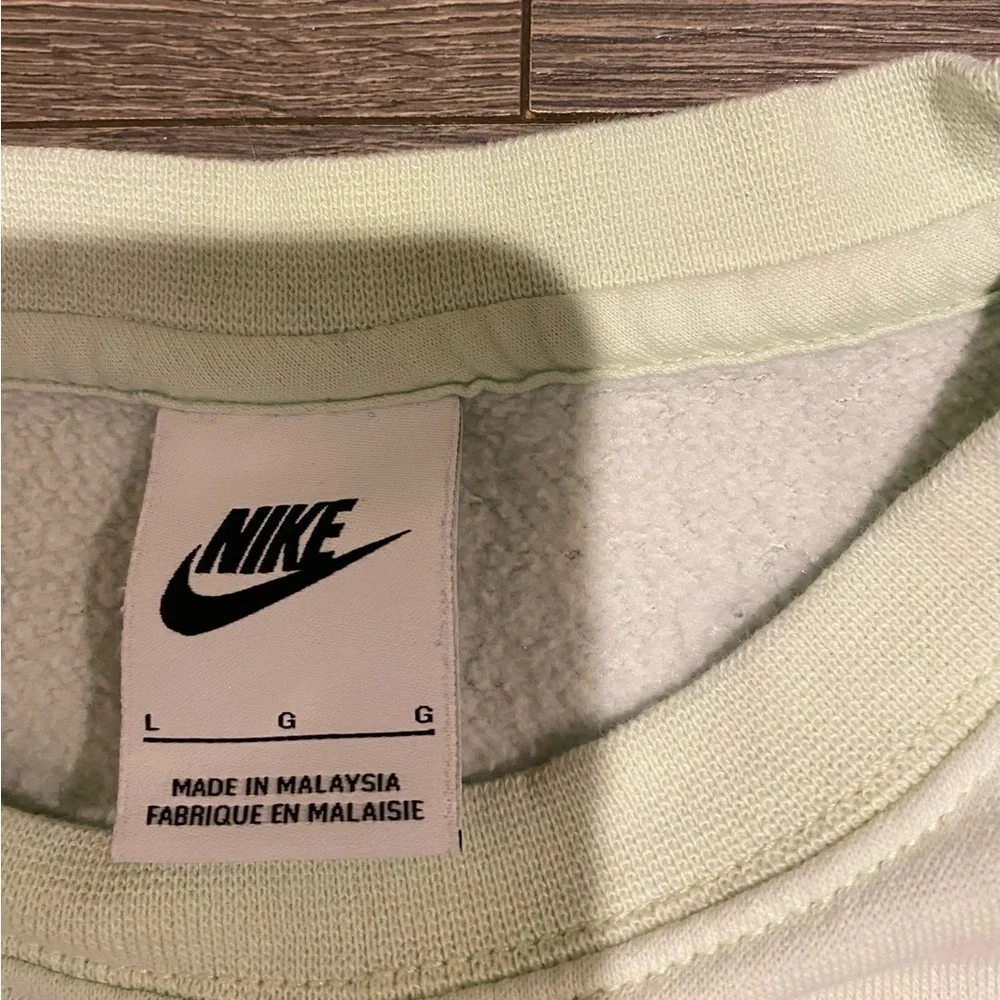 Nike Sweatshirt Youth L Green Crewneck Athleisure boys girls large swoosh soft - Picture 3 of 3
